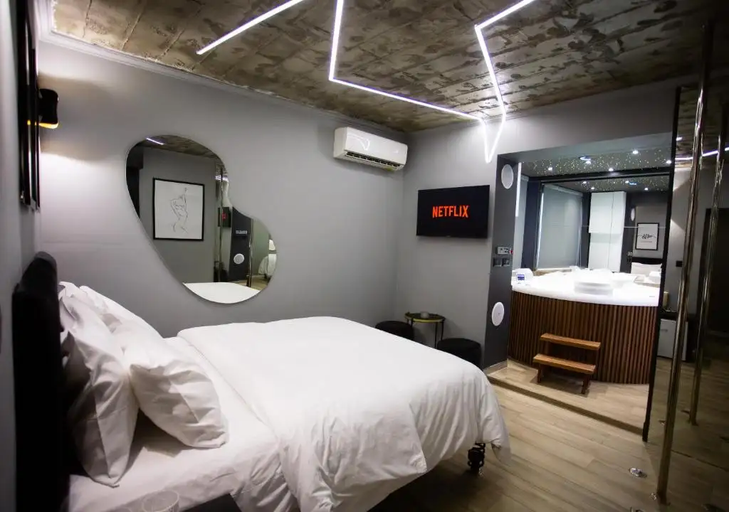 The Bubbles - Jacuzzi Hotel Tirana