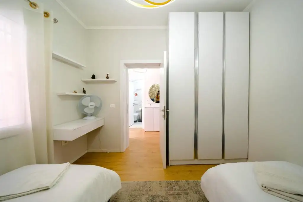 Modern 2 bedroom apartment with balcony in central location