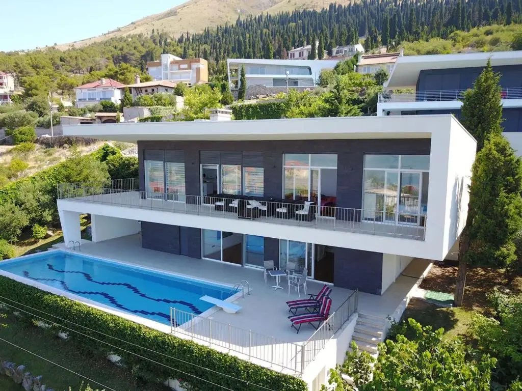 Modern Swimming-Pool Villa