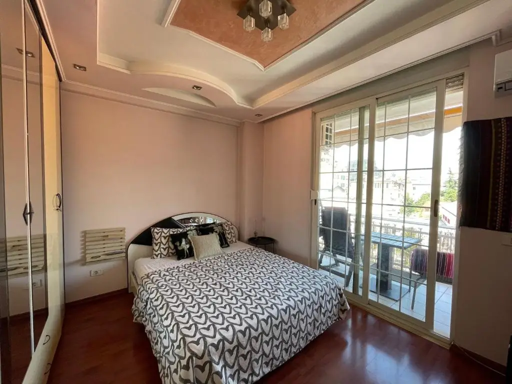 Pine-Tree Spacious 2 BDR Apartment near Tanners' Bridge with hot tub