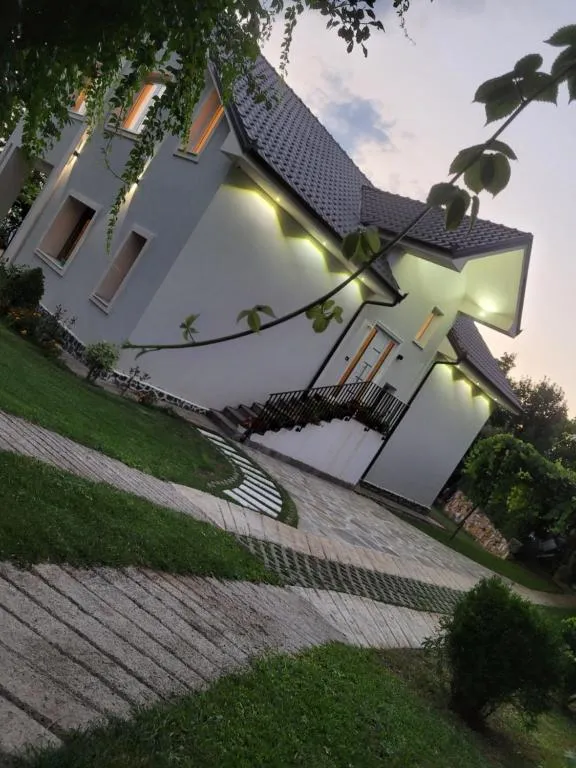 Bujtina Bezhani Gjinar