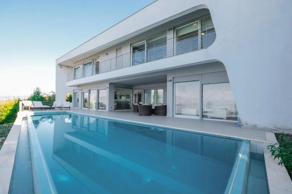 Exclusive Lake Villa by PikHost