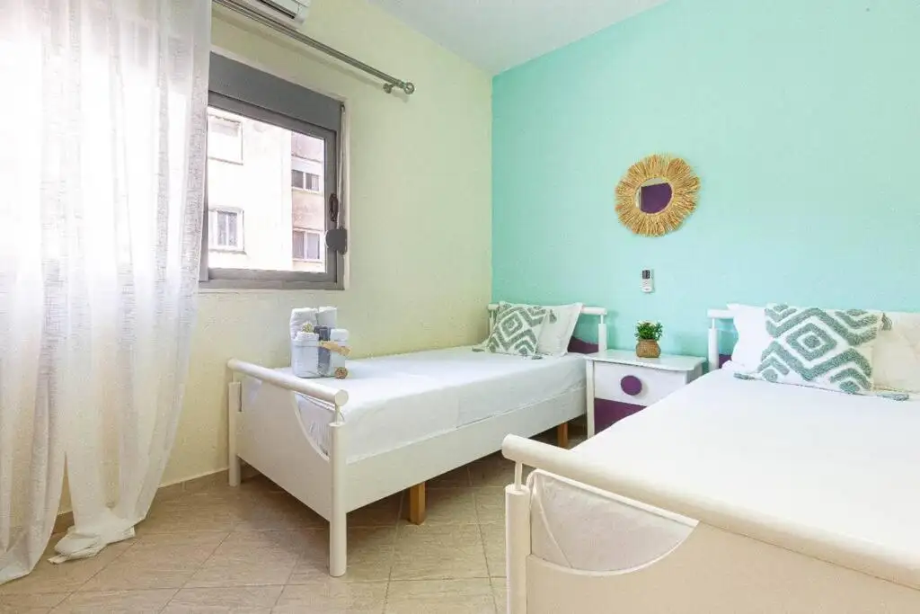 Stella's Stylish Studio - 1min beach w kitchen