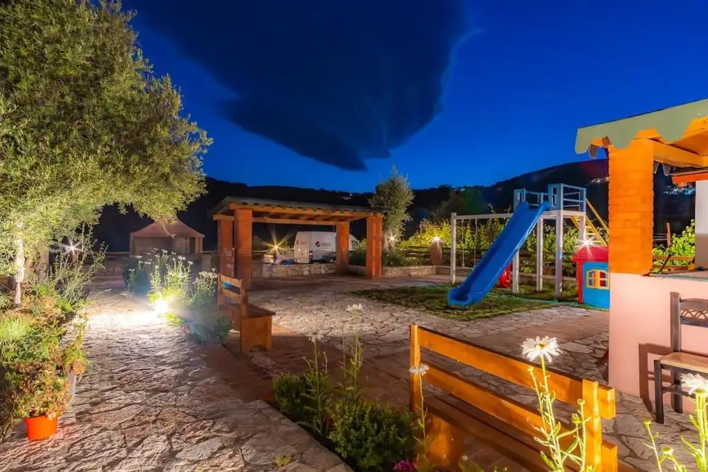 Apart 5 Pool, Views, Kitchen, Parking and more