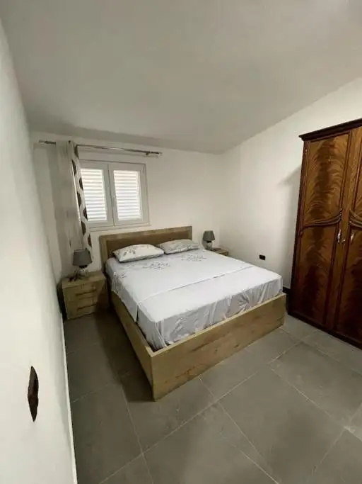 Cozy 5-Bed Home with Balcony