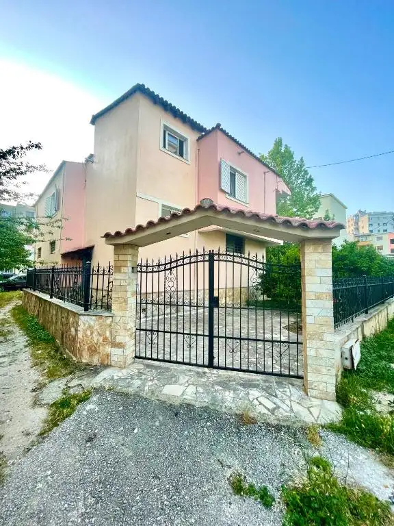 Jani&Leni - Discover Fier, Apollonia, Berat, Vlore and Gjirokaster with Ease