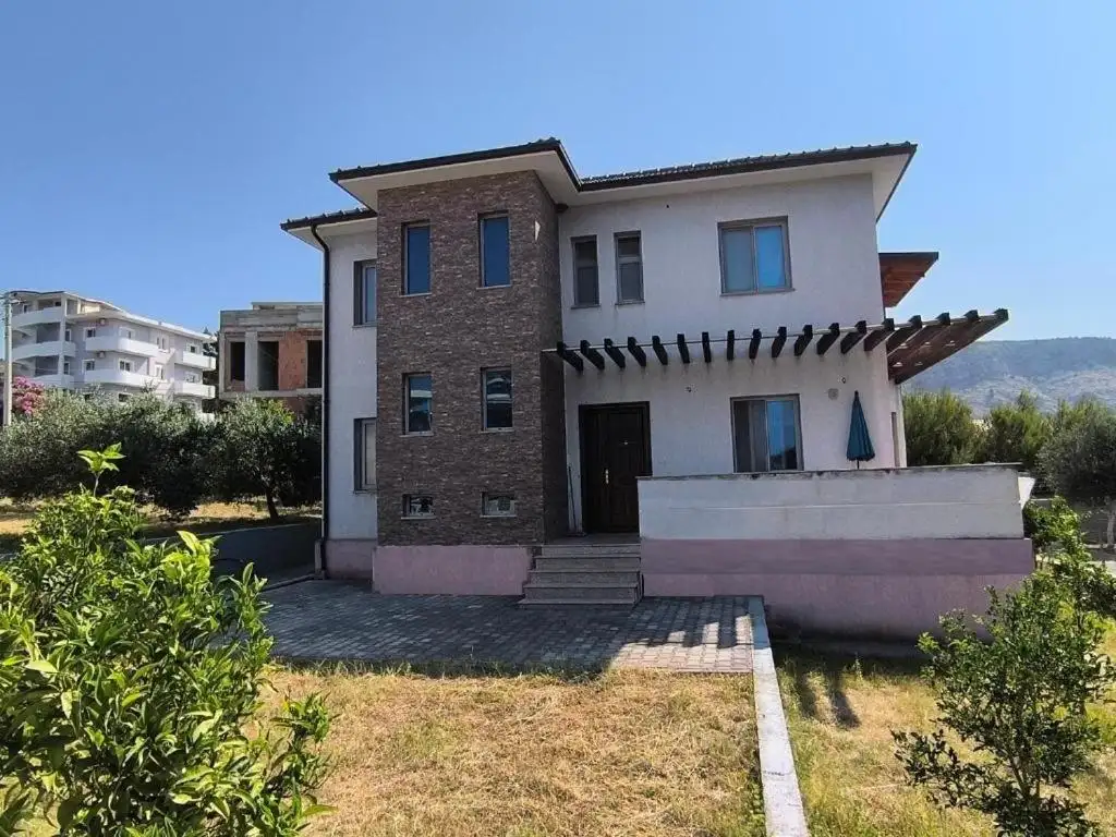 Flo Villa