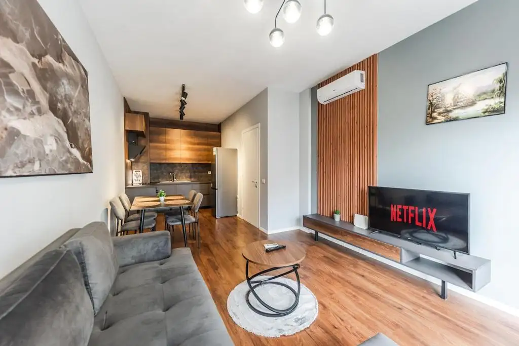 Vista Luxe Balcony with Free Private Parking